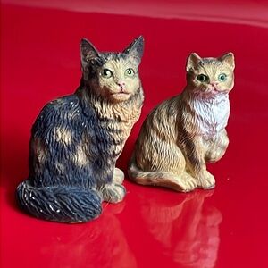 Pair Vintage Striped Kitty Cat Figurines Sitting 
90s Kitten Black and‎ Brown